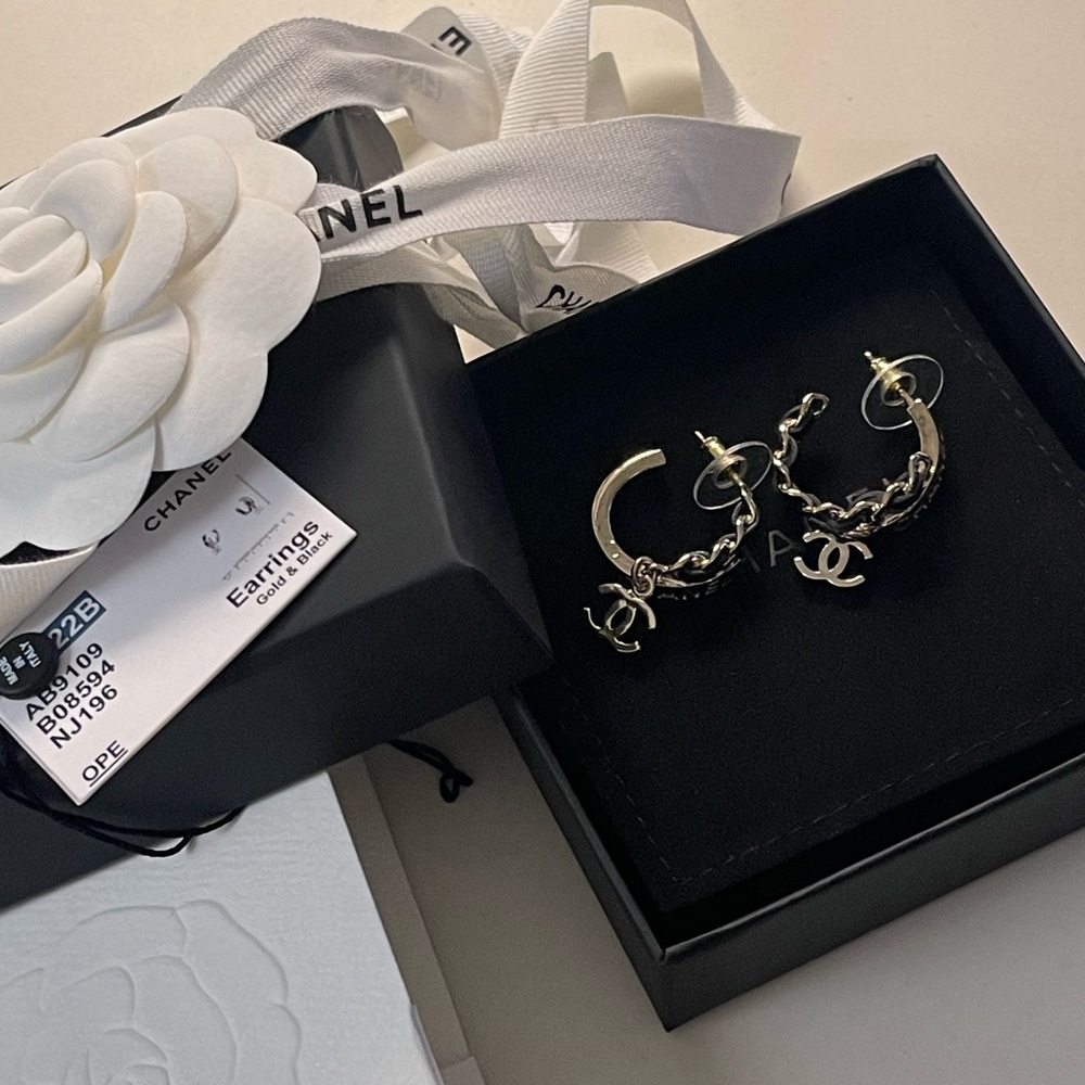 【Sold】Chanel 22B leather hoop earring 2022 latest collection
